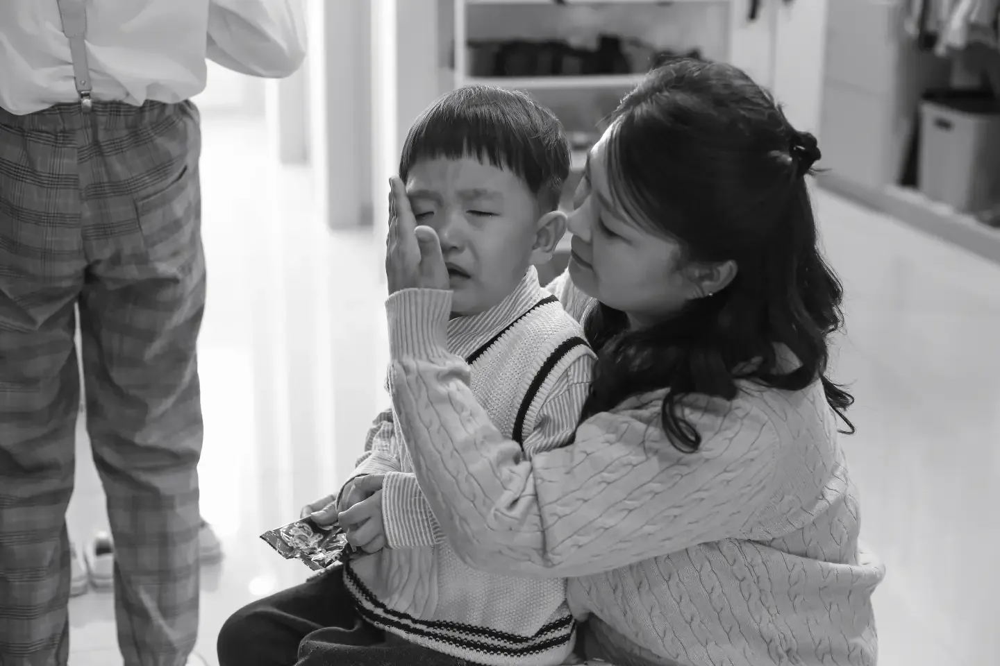 서로 끌어안고 웃는 엄마와 아이 흑백 스냅